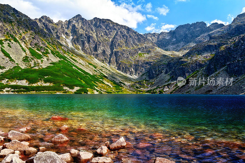 Tatra Mountains的Black gasenicowy Pond